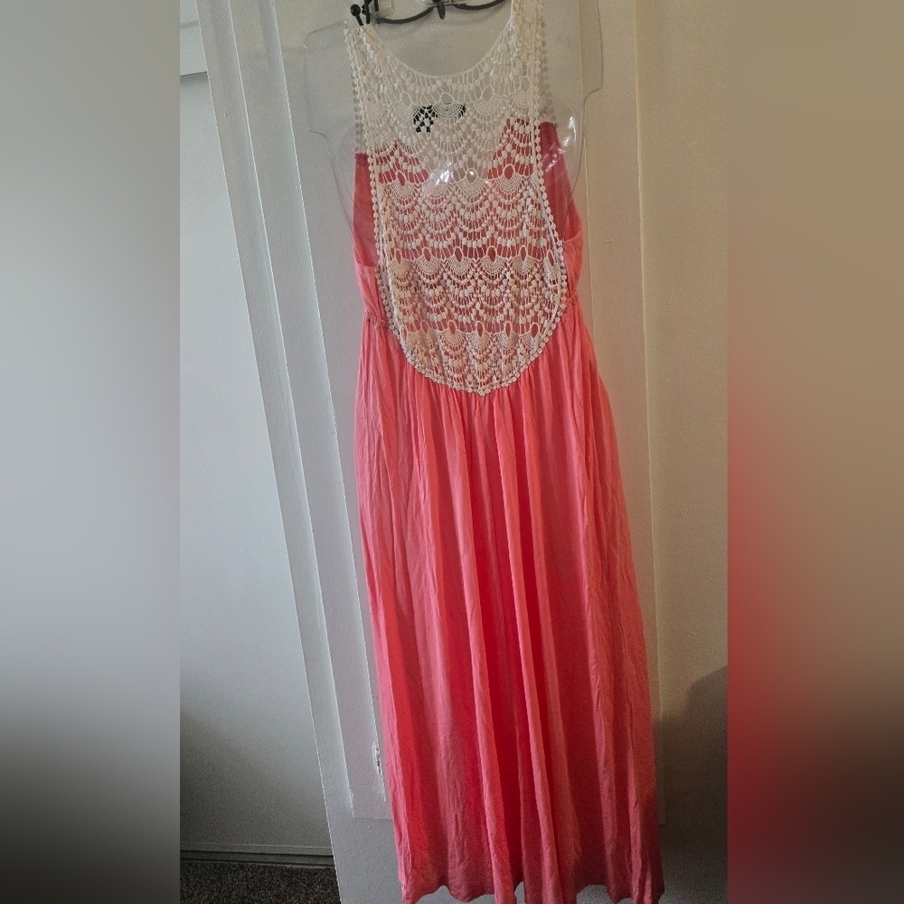 Raviya Coral and White Maxi Dress - Picture 4 of 4